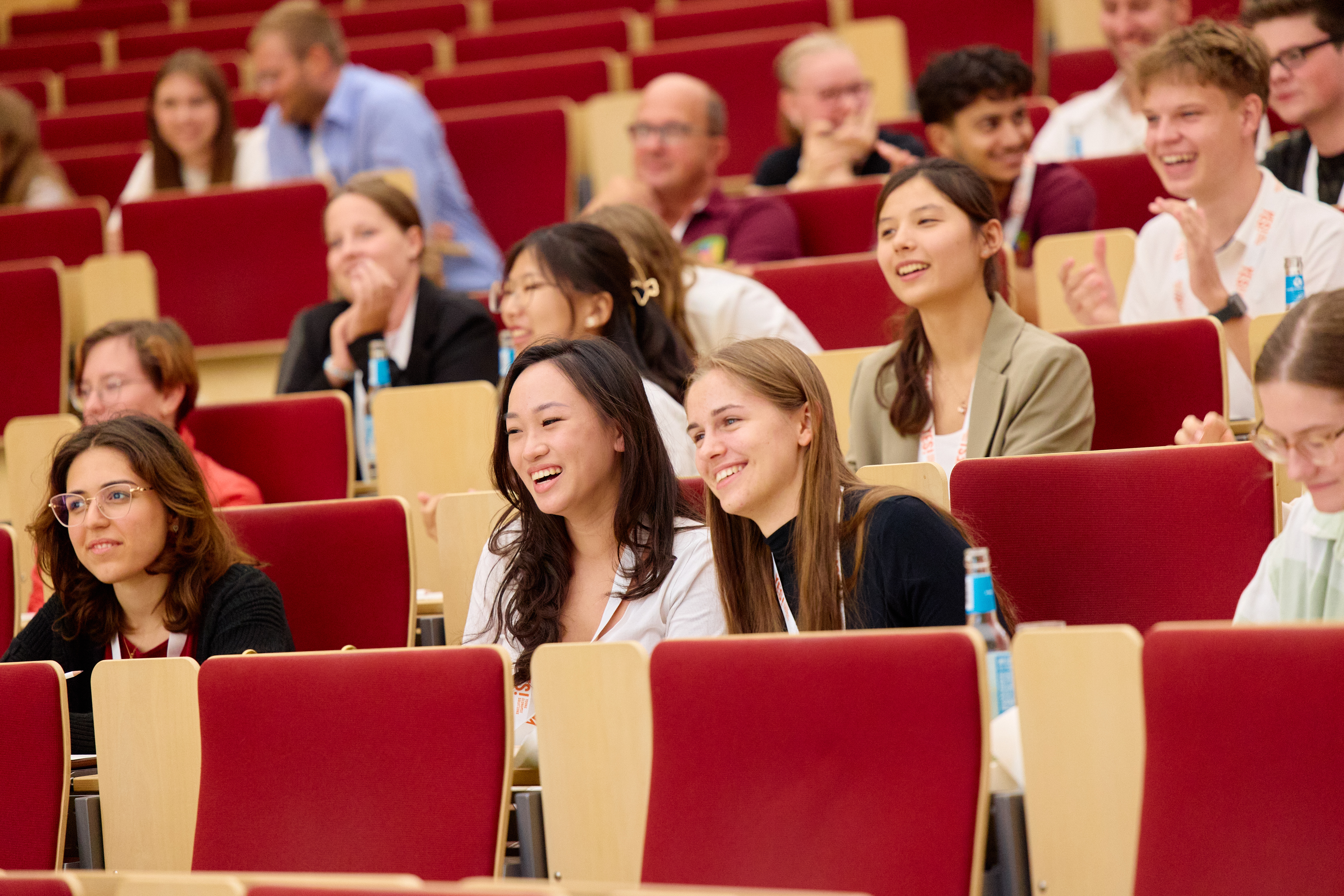 Schülerinnen sitzen in einem Hörsaal